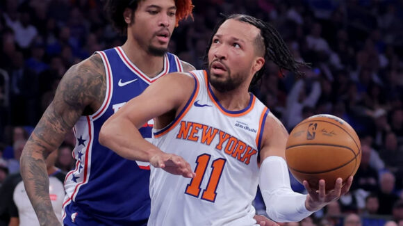Encabezados por Brunson, Knicks aplastan a los 76ers al inicio de su serie de segunda ronda