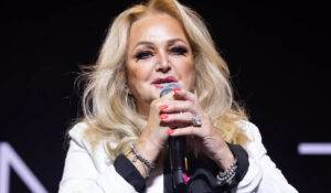 Necesita un héroe: Bonnie Tyler es inducida al coma tras cirugía en Portugal; ¿está al borde de la muerte?