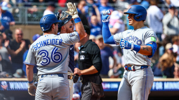 Brandon Valenzuela luce en MLB; el sonorense produce tres en la victoria de Toronto ante los Twins