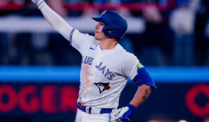 Mexicano Brandon Valenzuela conecta su cuarto cuadrangular y Toronto apalea a los Angels