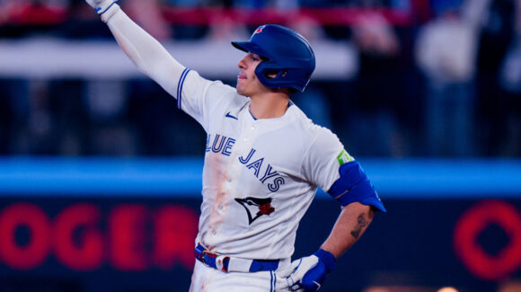Mexicano Brandon Valenzuela conecta su cuarto cuadrangular y Toronto apalea a los Angels