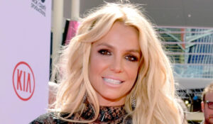 Britney Spears causa pánico en restaurante al pasearse con cuchillo en mano y ladrar; ¿estaba ebria?