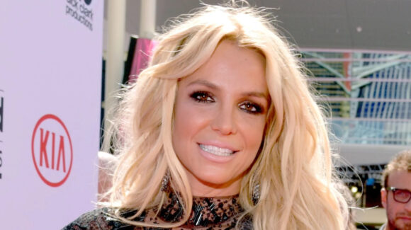 Britney Spears causa pánico en restaurante al pasearse con cuchillo en mano y ladrar; ¿estaba ebria?