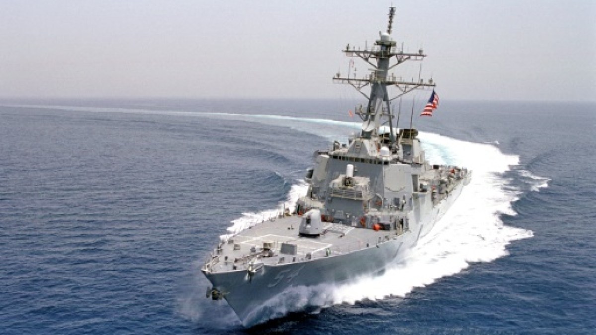 Buque de guerra estadounidense navega por Atlántico Sur y recibe visitas de presidentes sudamericanos.