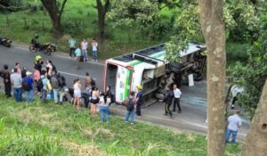 Bus de servicio público se vuelca en Antioquia y deja al menos 30 personas heridas