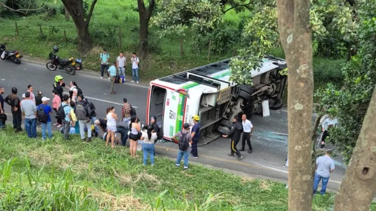Bus de servicio público se vuelca en Antioquia y deja al menos 30 personas heridas.