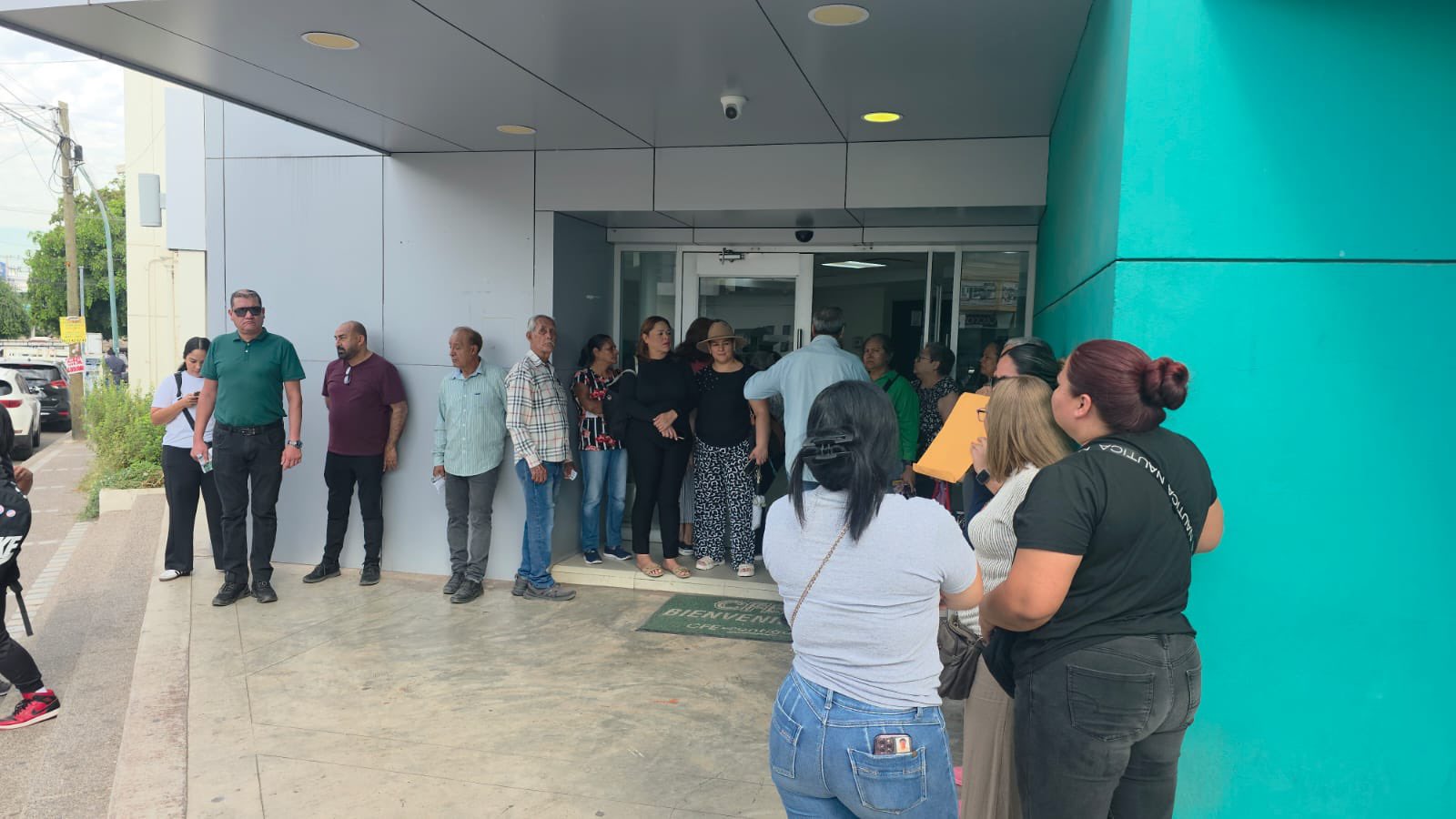 Gobernadora de Sinaloa promete atender protestas por altos cobros en recibos de CFE.