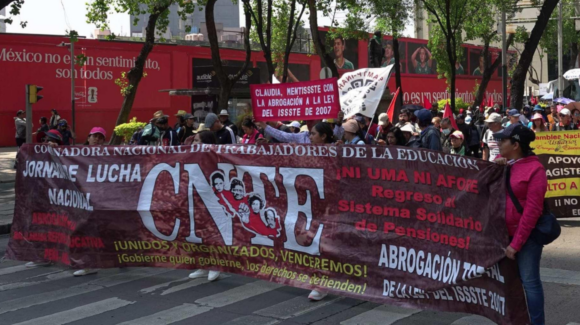 CNTE inicia marcha en CDMX rumbo al Zócalo; arremeten contra Mario Delgado