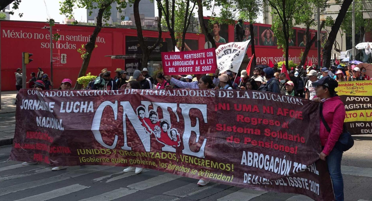 CNTE inicia marcha en CDMX rumbo al Zócalo; arremeten contra Mario Delgado