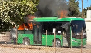 Arde camión de la Línea 3 en Providencia; evacúan a pasajeros y evitan tragedia