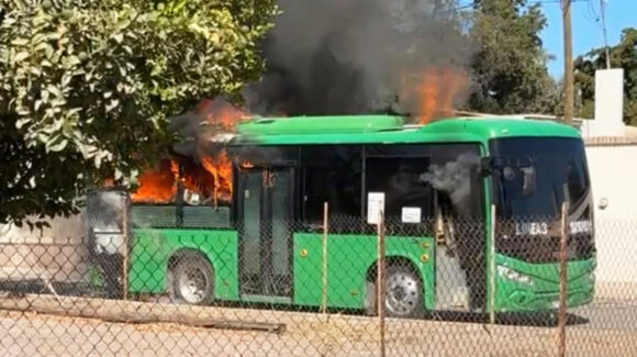 Arde camión de la Línea 3 en Providencia; evacúan a pasajeros y evitan tragedia