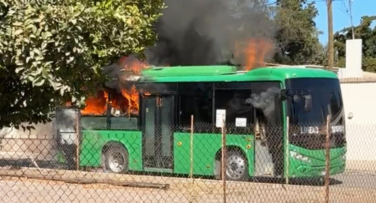 Arde camión de la Línea 3 en Providencia; evacúan a pasajeros y evitan tragedia