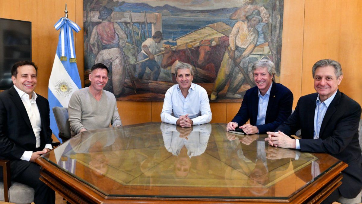 Caputo, ministro argentino de Economía, se reúne con Peter Thiel para debatir sobre economía global.