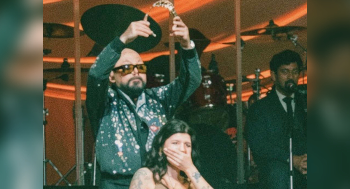 Cazzu es coronada por A B Quintanilla III en su tributo a Selena Quintanilla en Texas