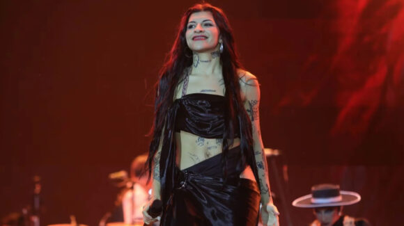 Cazzu detiene concierto en México y pide alto al hate por su físico; atacaría a Pati Chapoy y Ángela Aguilar