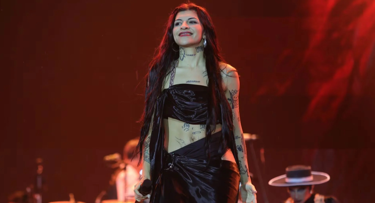 Cazzu pausa concierto en México y ¿envía poderoso mensaje a Pati Chapoy y Ángela Aguilar?
