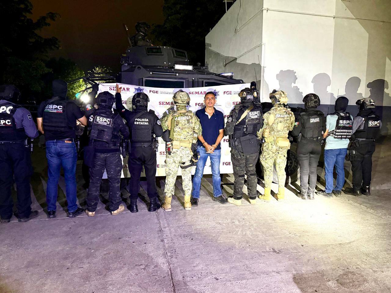 Autoridades detienen a 'El Chuky', presunto jefe de plaza del CJNG en Colima.