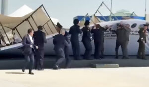 VIDEO: Viento tira escenografía encima de la gobernadora Delfina Gómez en pleno evento militar
