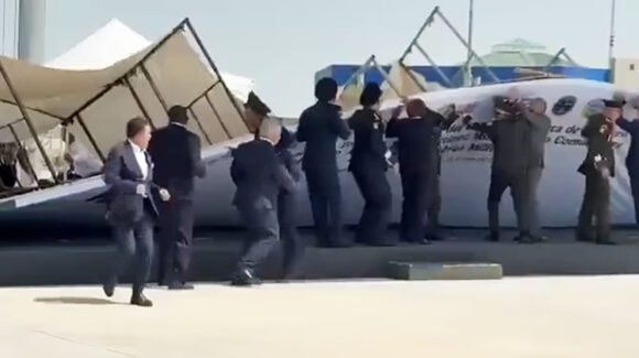 VIDEO: Viento tira escenografía encima de la gobernadora Delfina Gómez en pleno evento militar