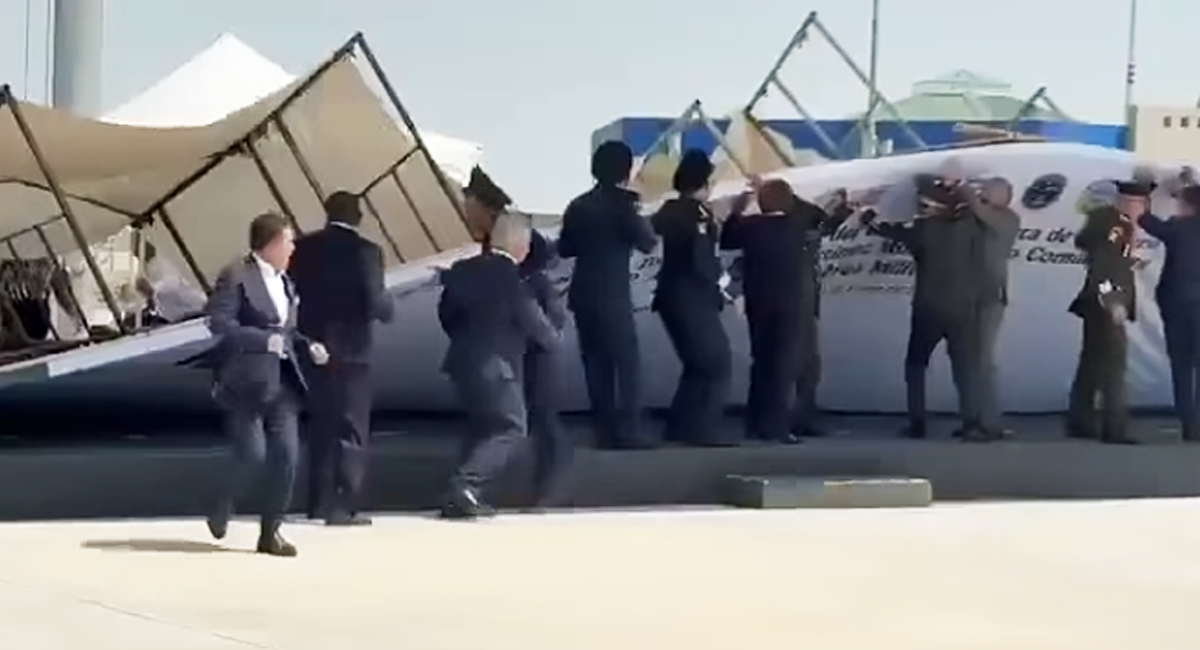 El momento en que la mampara se vino abajo durante el evento militar