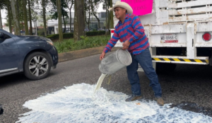 Derraman leche frente a Liconsa de Xalapa; protestan tras baja de 200 productores