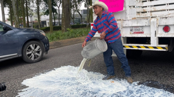 Derraman leche frente a Liconsa de Xalapa; protestan tras baja de 200 productores