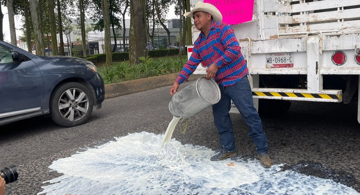 Derraman leche frente a Liconsa de Xalapa; protestan tras baja de 200 productores