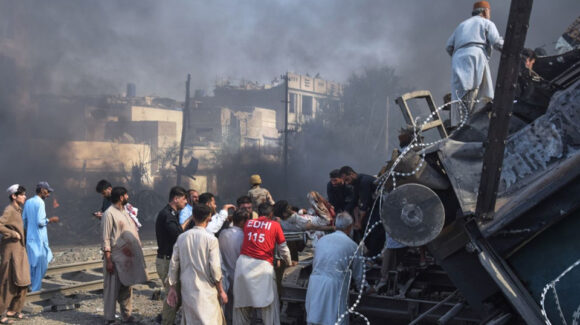 Descarrila tren al suroeste de Pakistán tras ataque con bomba; reportan más de 24 muertos y decenas de heridos
