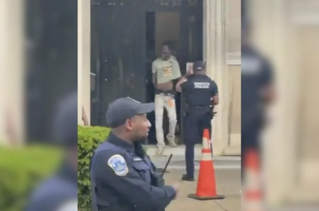 Detienen a sujeto armado que ingresó en Embajada de México en Washington.