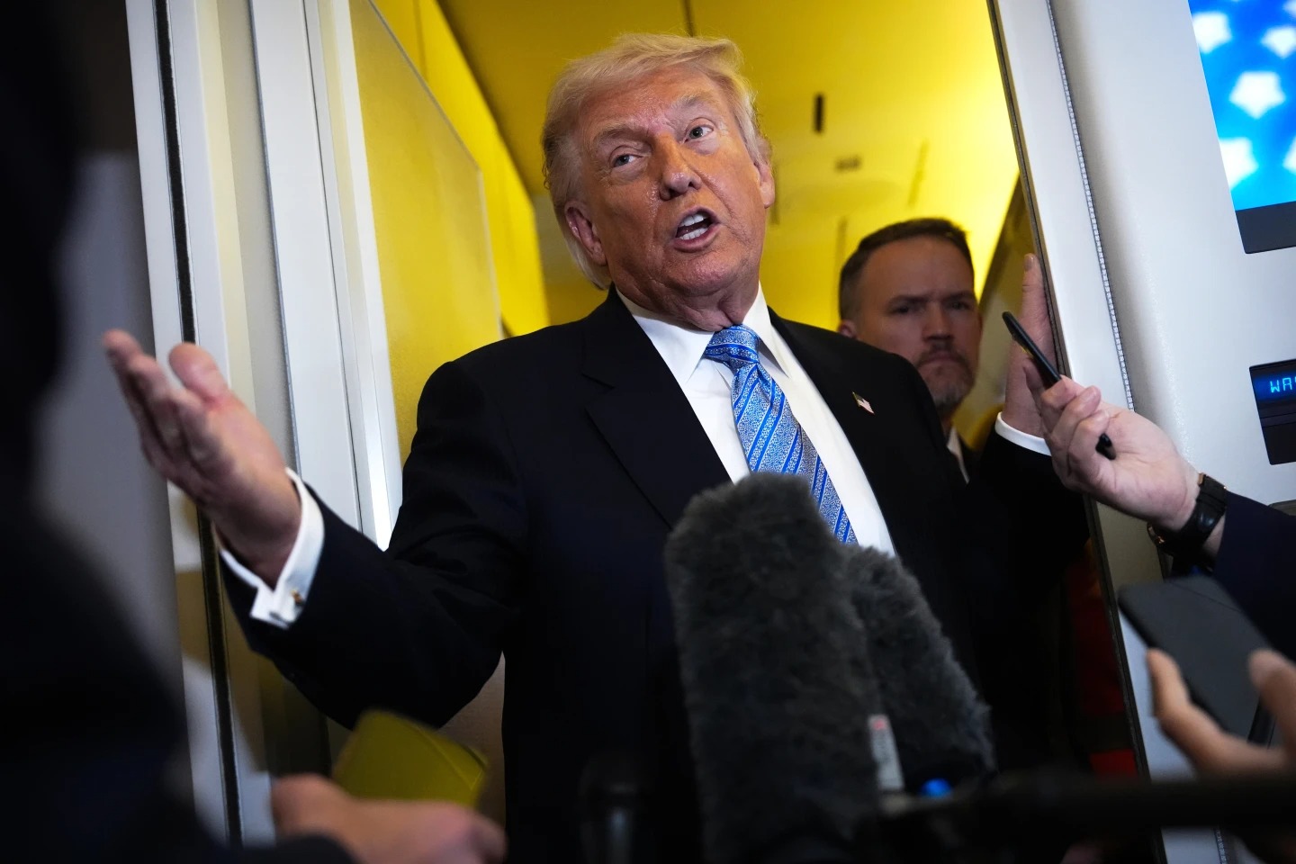 Donald Trump ordena perseguir a funcionarios mexicanos con leyes antiterroristas.