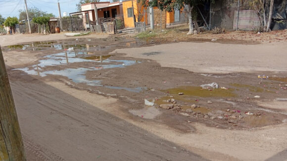 Empalme: Drenaje colapsado en colonia El Sahuaral pone en riesgo salud de familias