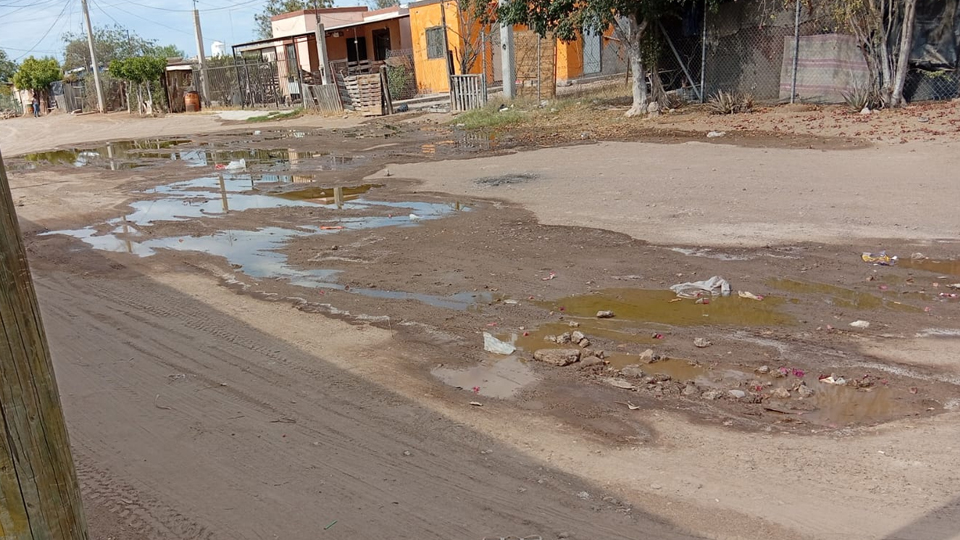 Drenaje colapsado en colonia El Sahuaral pone en riesgo salud de familias en Empalme