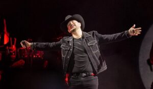Edén Muñoz clausura la ExpoGan Sonora 2026 con cuatro horas de música ante miles de fans