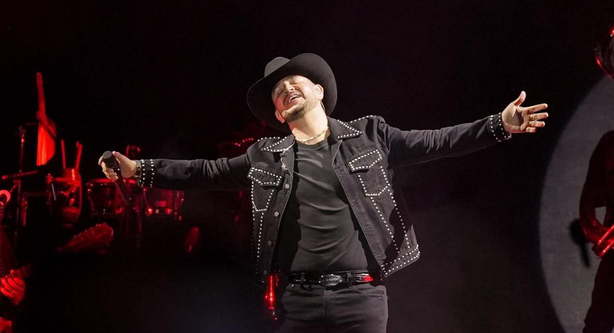 Edén Muñoz clausura la ExpoGan Sonora 2026 con cuatro horas de música ante miles de fans