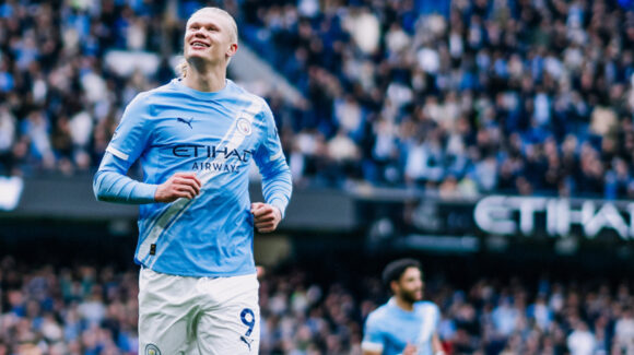 Manchester City aplasta al Brentford y mete presión en la pelea por el título de la Premier League
