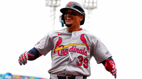 Bryan Torres debuta en MLB con cuadrangular y lidera la paliza de los Cardinals ante Cincinnati