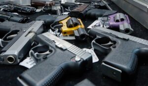 Proponen enviar pistolas por correo en Estados Unidos tras casi cien años de regulación