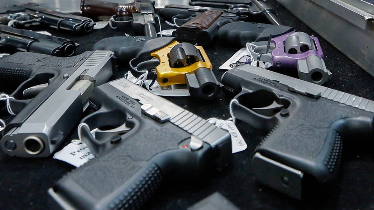 Proponen enviar pistolas por correo en Estados Unidos tras casi cien años de regulación.