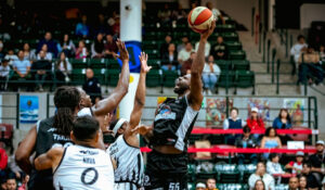 Halcones de Obregón vuelan alto en la frontera; ganan el primero de la serie a los Zonkeys