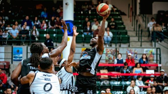 Halcones de Obregón vuelan alto en la frontera; ganan el primero de la serie a los Zonkeys