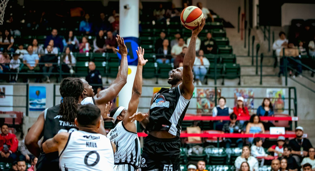 Tony Farmer busca par de puntos para los Halcones, que se apuntaron el primero de la serie