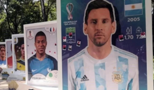 FOTOS: Messi, Ronaldo y ¿Rocha Moya?; pegan estampas de políticos acusados por EU en exposición del Mundial 2026