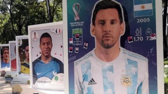 FOTOS: Messi, Ronaldo y ¿Rocha Moya?; pegan estampas de políticos acusados por EU en exposición del Mundial 2026
