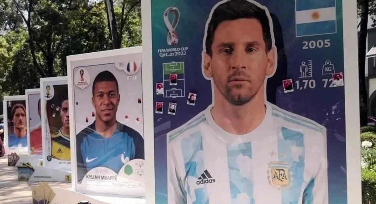 FOTOS: Messi, Ronaldo y ¿Rocha Moya?; pegan estampas de políticos acusados por EU en exposición del Mundial 2026