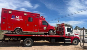 Falla mecánica deja fuera ambulancia de emergencias del CNE en Empalme; buscan recursos para repararla