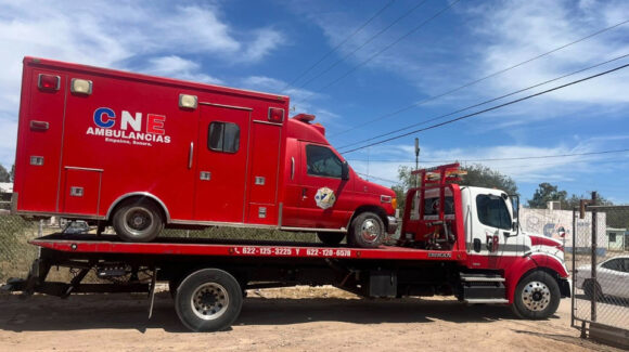 Falla mecánica deja fuera ambulancia de emergencias del CNE en Empalme; buscan recursos para repararla