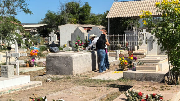 Día de las Madres 2026: Familias visitan panteones de Cajeme para celebrar el 10 de mayo