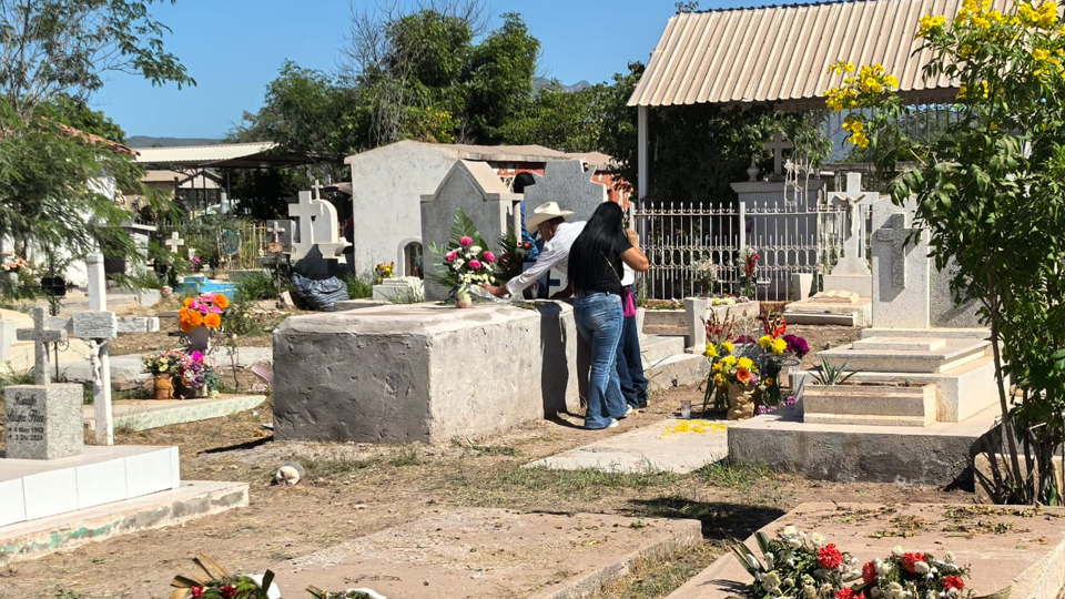 Familias de Cajeme recuerdan a mamás en panteones este Día de las Madres