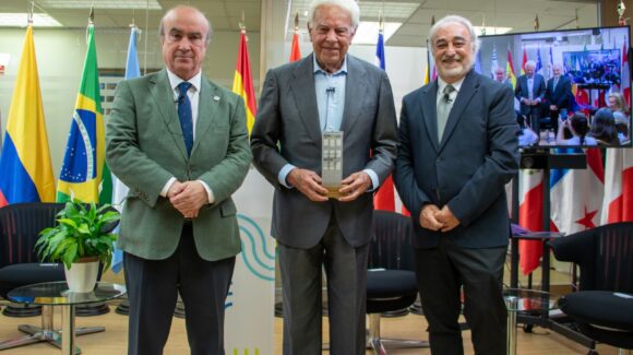 Expresidente de España, recibe premio Ana Frank por su aportación a procesos de paz