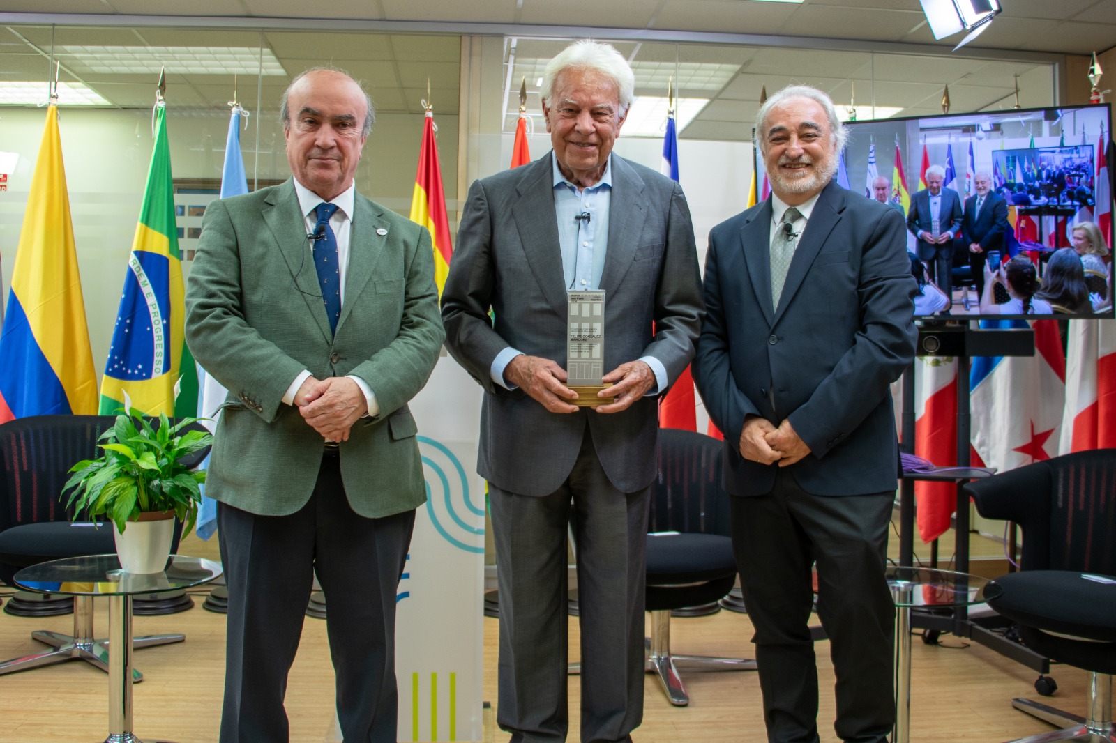 Expresidente del Gobierno de España, recibe premio Ana Frank por su aportación a procesos de paz.